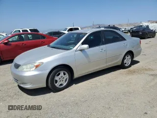 2003 Toyota Camry LE z VIN 4T1BF30K53U559157, wystawiony jako Copart lot #59236345 z przebiegiem 134 710 mil mil oraz Czysty tytuł • Clean title. Historia ofert i sprzedaży dostępna na DreamBid. Obrazek 1.