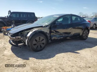 2024 Tesla Model 3 z VIN 5YJ3E1EA3RF872810, wystawiony jako Copart lot #46871445 z przebiegiem 2725 mil mil oraz Szkody całkowita. Historia ofert i sprzedaży dostępna na DreamBid. Obrazek 1.