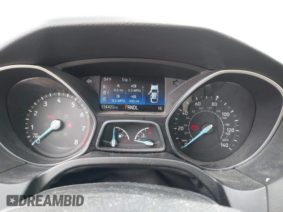 2016 Ford Focus SE z VIN 1FADP3F26GL332224, wystawiony jako IAAI lot #42167222 z przebiegiem 134 423 mil mil oraz . Historia ofert i sprzedaży dostępna na DreamBid. Obrazek 7.