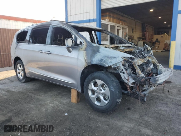 2017 Chrysler Pacifica Touring L Plus z VIN 2C4RC1EG1HR764158, wystawiony jako Copart lot #58271425 z przebiegiem Nie podano mil oraz Nie do naprawy • Non repairable. Historia ofert i sprzedaży dostępna na DreamBid. Obrazek 4.