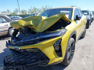 2025 Chevrolet Trax ACTIV z VIN KL77LKEP4SC106926, wystawiony jako IAAI lot #42135371 z przebiegiem 6 692 mil mil oraz . Historia ofert i sprzedaży dostępna na DreamBid. Obrazek 2.