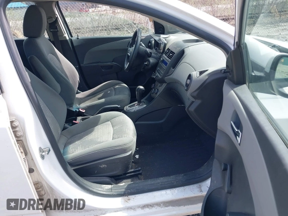 2012 Chevrolet Sonic LS z VIN 1G1JA6SH1C4162670, wystawiony jako IAAI lot #41936613 z przebiegiem 141 828 mil mil oraz . Historia ofert i sprzedaży dostępna na DreamBid. Obrazek 5.