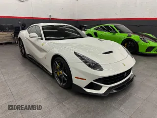 2016 Ferrari F12 z VIN ZFF74UFA2G0214140, wystawiony jako Copart lot #81488384 z przebiegiem 11 434 mil mil oraz Tytuł czysty. Historia ofert i sprzedaży dostępna na DreamBid. Obrazek 1.