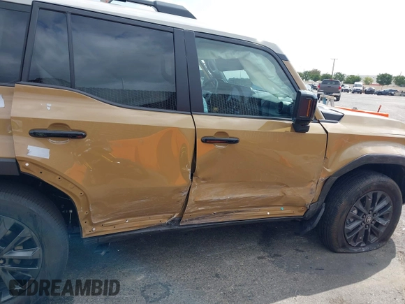 2025 Toyota Land Cruiser 1958 Edition z VIN JTEABFAJ8SK024963, wystawiony jako IAAI lot #41913954 z przebiegiem 3272 mil mil oraz . Historia ofert i sprzedaży dostępna na DreamBid. Obrazek 6.