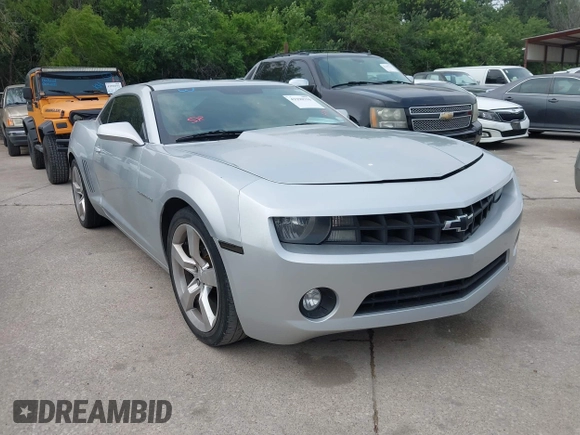2011 Chevrolet Camaro 1LT z VIN 2G1FB1ED5B9211945, wystawiony jako IAAI lot #42290750 z przebiegiem 295 489 mil mil oraz . Historia ofert i sprzedaży dostępna na DreamBid. Obrazek 1.