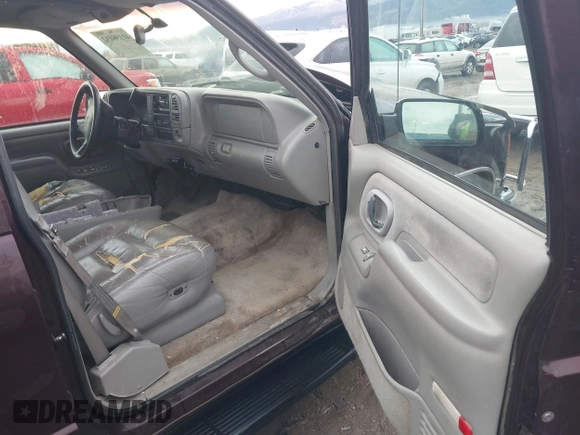 1997 GMC Yukon with VIN 1GKEK13R0VJ755574, listed as a IAAI auction lot 41158932 with 212,668 mi miles. Bid and sale history available at carsss.com. Image 5.