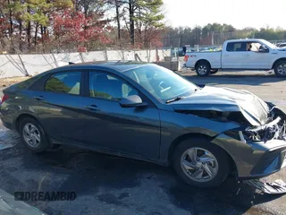 2024 Hyundai Elantra SE z VIN KMHLL4DG6RU689238, wystawiony jako IAAI lot #41100513 z przebiegiem 21 566 mil mil oraz . Historia ofert i sprzedaży dostępna na DreamBid. Obrazek 13.
