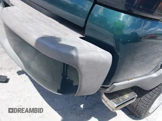 2001 Chevrolet Tahoe LS with VIN 1GNEK13T11R220134, listed as a IAAI auction lot 41965690 with 265,403 mi miles. Bid and sale history available at carsss.com. Image 6.
