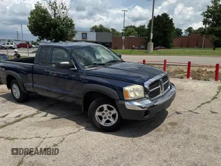 2005 Dodge Dakota SLT z VIN 1D7HW42N85S150442, wystawiony jako Copart lot #61820315 z przebiegiem 172 359 mil mil oraz Czysty tytuł • Clean title. Historia ofert i sprzedaży dostępna na DreamBid. Obrazek 1.