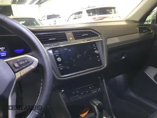 2023 Volkswagen Tiguan SE z VIN 3VV2B7AX8PM058650, wystawiony jako IAAI lot #42801702 z przebiegiem 39 472 mil mil oraz . Historia ofert i sprzedaży dostępna na DreamBid. Obrazek 9.
