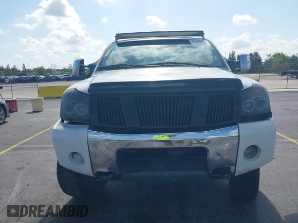 2006 Nissan Titan LE z VIN 1N6AA07B86N558129, wystawiony jako IAAI lot #42290349 z przebiegiem 177 739 mil mil oraz . Historia ofert i sprzedaży dostępna na DreamBid. Obrazek 12.