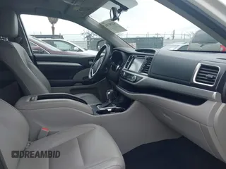 2016 Toyota Highlander XLE z VIN 5TDKKRFH0GS159225, wystawiony jako IAAI lot #42188784 z przebiegiem Nie podano mil oraz . Historia ofert i sprzedaży dostępna na DreamBid. Obrazek 5.