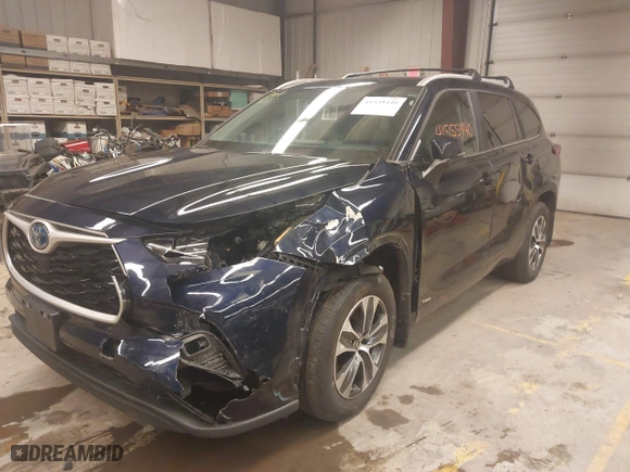 2023 Toyota Highlander Hybrid XLE with VIN 5TDKBRCH6PS118571, listed as a IAAI auction lot 41555440 with 31,712 mi miles. Bid and sale history available at carsss.com. Image 18.