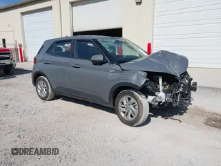 2022 Hyundai Venue SE z VIN KMHRB8A30NU177247, wystawiony jako IAAI lot #42077175 z przebiegiem 28 296 mil mil oraz . Historia ofert i sprzedaży dostępna na DreamBid. Obrazek 1.