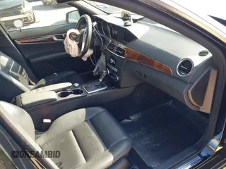 2014 Mercedes-Benz C 250 Sport z VIN WDDGF4HB3EG205312, wystawiony jako IAAI lot #42187909 z przebiegiem 136 079 mil mil oraz . Historia ofert i sprzedaży dostępna na DreamBid. Obrazek 5.