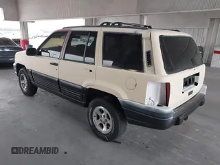 1996 Jeep Grand Cherokee Laredo z VIN 1J4FX58S7TC157272, wystawiony jako IAAI lot #42422023 z przebiegiem 229 170 mil mil oraz . Historia ofert i sprzedaży dostępna na DreamBid. Obrazek 3.