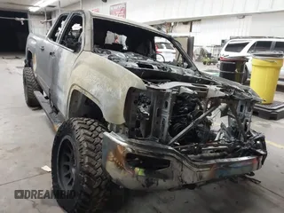 2018 GMC Sierra 1500 SLE z VIN 1GTV2MEC2JZ226046, wystawiony jako IAAI lot #41819120 z przebiegiem Nie podano mil oraz . Historia ofert i sprzedaży dostępna na DreamBid. Obrazek 1.