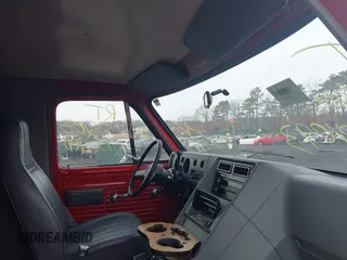 1990 Chevrolet Chevy Van z VIN 2GCEG25H9L4147291, wystawiony jako IAAI lot #41468176 z przebiegiem Nie podano mil oraz . Historia ofert i sprzedaży dostępna na DreamBid. Obrazek 5.