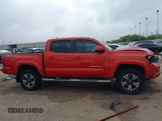 2018 Toyota Tacoma SR5 z VIN 3TMAZ5CN2JM076140, wystawiony jako IAAI lot #41913486 z przebiegiem 142 212 mil mil oraz . Historia ofert i sprzedaży dostępna na DreamBid. Obrazek 14.