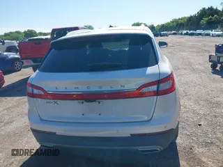 2017 Lincoln MKX Select z VIN 2LMPJ6KR0HBL15191, wystawiony jako IAAI lot #42161196 z przebiegiem 75 292 mil mil oraz . Historia ofert i sprzedaży dostępna na DreamBid. Obrazek 16.