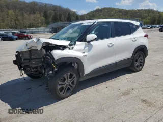 2023 Kia Seltos LX z VIN KNDEPCAA3P7431329, wystawiony jako Copart lot #54434125 z przebiegiem 50 167 mil mil oraz Szkoda całkowita • Salvage title. Historia ofert i sprzedaży dostępna na DreamBid. Obrazek 1.