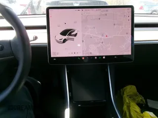2020 Tesla Model 3 Long Range z VIN 5YJ3E1EB5LF637275, wystawiony jako IAAI lot #42325838 z przebiegiem 96 391 mil mil oraz . Historia ofert i sprzedaży dostępna na DreamBid. Obrazek 1.