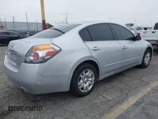 2009 Nissan Altima S z VIN 1N4AL21E89N488492, wystawiony jako IAAI lot #42438383 z przebiegiem 152 533 mil mil oraz . Historia ofert i sprzedaży dostępna na DreamBid. Obrazek 4.
