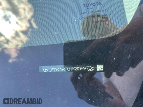 2019 Toyota Prius L Eco z VIN JTDKARFU1K3069706, wystawiony jako IAAI lot #42136499 z przebiegiem 48 528 mil mil oraz . Historia ofert i sprzedaży dostępna na DreamBid. Obrazek 1.