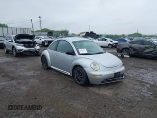 2002 Volkswagen Beetle GLS z VIN 3VWCK21C42M455605, wystawiony jako IAAI lot #42248011 z przebiegiem 55 634 mil mil oraz . Historia ofert i sprzedaży dostępna na DreamBid. Obrazek 1.