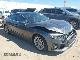 2024 Audi A5 Sportback S line Premium Plus z VIN WAUFACF52RA059972, wystawiony jako IAAI lot #41677610 z przebiegiem 16 980 mil mil oraz . Historia ofert i sprzedaży dostępna na DreamBid. Obrazek 1.