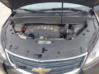 2017 Chevrolet Traverse LS z VIN 1GNKVFKD4HJ142765, wystawiony jako IAAI lot #41630040 z przebiegiem 82 986 mil mil oraz . Historia ofert i sprzedaży dostępna na DreamBid. Obrazek 10.