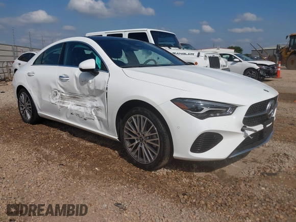2025 Mercedes-Benz CLA 250 z VIN W1K5J4GB5SN513578, wystawiony jako IAAI lot #42120213 z przebiegiem 18 216 mil mil oraz . Historia ofert i sprzedaży dostępna na DreamBid. Obrazek 1.