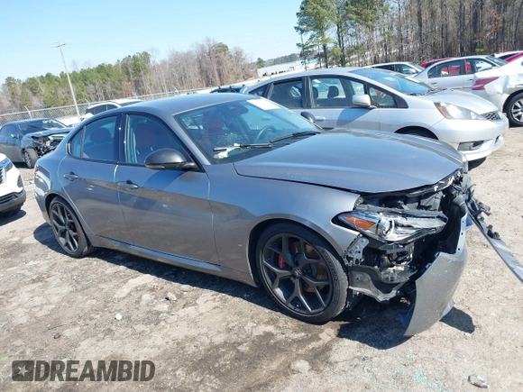 2020 Alfa Romeo Giulia z VIN ZARFAMAN2L7624764, wystawiony jako IAAI lot #41623824 z przebiegiem Nie podano mil oraz . Historia ofert i sprzedaży dostępna na DreamBid. Obrazek 13.