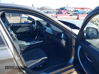 2016 BMW 3 Series 320i xDrive z VIN WBA8E5G56GNT93029, wystawiony jako IAAI lot #41652248 z przebiegiem 93 088 mil mil oraz . Historia ofert i sprzedaży dostępna na DreamBid. Obrazek 5.