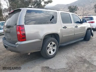 2007 Chevrolet Suburban LT with VIN 3GNFC16007G191138, listed as a IAAI auction lot 41425886 with 150,250 mi miles. Bid and sale history available at carsss.com. Image 4.