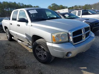 2006 Dodge Dakota SLT with VIN 1D7HE48N16S640961, listed as a IAAI auction lot 41485104 with 294,676 mi miles. Bid and sale history available at carsss.com. Image 1.