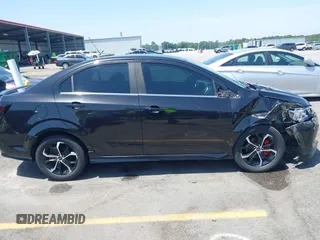 2019 Chevrolet Sonic LT z VIN 1G1JD5SBXK4148018, wystawiony jako IAAI lot #42258275 z przebiegiem 114 348 mil mil oraz . Historia ofert i sprzedaży dostępna na DreamBid. Obrazek 13.