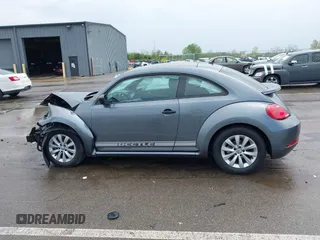 2018 Volkswagen Beetle S z VIN 3VWFD7AT1JM726428, wystawiony jako IAAI lot #42154938 z przebiegiem 41 279 mil mil oraz . Historia ofert i sprzedaży dostępna na DreamBid. Obrazek 14.