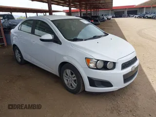 2014 Chevrolet Sonic LT z VIN 1G1JC5SH0E4200669, wystawiony jako IAAI lot #42368021 z przebiegiem 139 845 mil mil oraz . Historia ofert i sprzedaży dostępna na DreamBid. Obrazek 1.