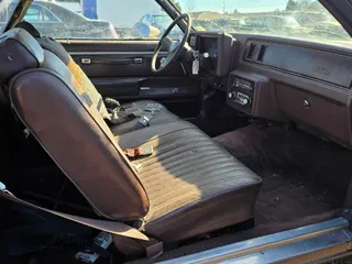 1983 GMC Caballero z VIN 1GTCW8092DR501014, wystawiony jako Copart lot #47653195 z przebiegiem 139 239 mil mil oraz Tytuł czysty. Historia ofert i sprzedaży dostępna na DreamBid. Obrazek 5.