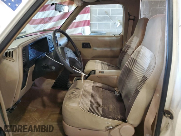 1990 Ford Bronco z VIN 1FMCU14T9LUA62663, wystawiony jako Copart lot #85040114 z przebiegiem 9 963 mil mil oraz Czysty tytuł • Clean title. Historia ofert i sprzedaży dostępna na DreamBid. Obrazek 7.