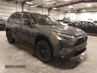 2023 Toyota RAV4 Hybrid XSE z VIN 4T3E6RFV7PU124140, wystawiony jako IAAI lot #42201073 z przebiegiem 50 942 mil mil oraz . Historia ofert i sprzedaży dostępna na DreamBid. Obrazek 1.