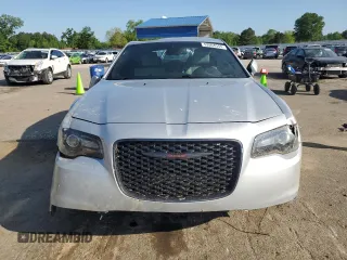 2021 Chrysler 300 S z VIN 2C3CCABG4MH525539, wystawiony jako Copart lot #52004944 z przebiegiem 84 418 mil mil oraz Szkoda całkowita • Salvage title. Historia ofert i sprzedaży dostępna na DreamBid. Obrazek 5.