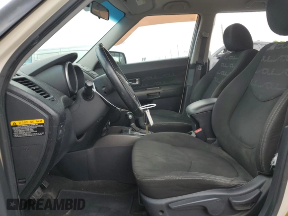 2013 Kia Soul + z VIN KNDJT2A66D7756763, wystawiony jako Copart lot #56769655 z przebiegiem 169 869 mil mil oraz Szkody całkowita. Historia ofert i sprzedaży dostępna na DreamBid. Obrazek 7.