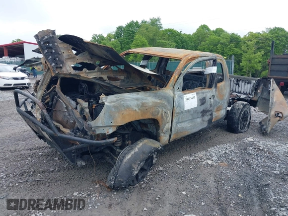 2015 Toyota Tacoma z VIN 5TFUX4EN3FX036158, wystawiony jako IAAI lot #39413433 z przebiegiem 126 878 mil mil oraz . Historia ofert i sprzedaży dostępna na DreamBid. Obrazek 2.