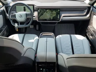 2022 Rivian R1T Adventure z VIN 7FCTGAAA5NN013983, wystawiony jako Copart lot #68013724 z przebiegiem 9006 mil mil oraz Szkody całkowita. Historia ofert i sprzedaży dostępna na DreamBid. Obrazek 8.