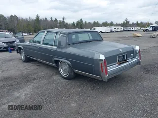 1985 Cadillac Fleetwood z VIN 1G6DW6989F9741010, wystawiony jako IAAI lot #41872467 z przebiegiem 75 417 mil mil oraz . Historia ofert i sprzedaży dostępna na DreamBid. Obrazek 3.