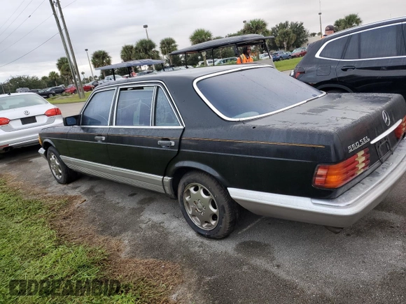 1985 Mercedes-Benz 500 SEL z VIN WDBCA37D2FA121537, wystawiony jako Copart lot #74276044 z przebiegiem Nie podano mil oraz Szkoda całkowita • Salvage title. Historia ofert i sprzedaży dostępna na DreamBid. Obrazek 2.