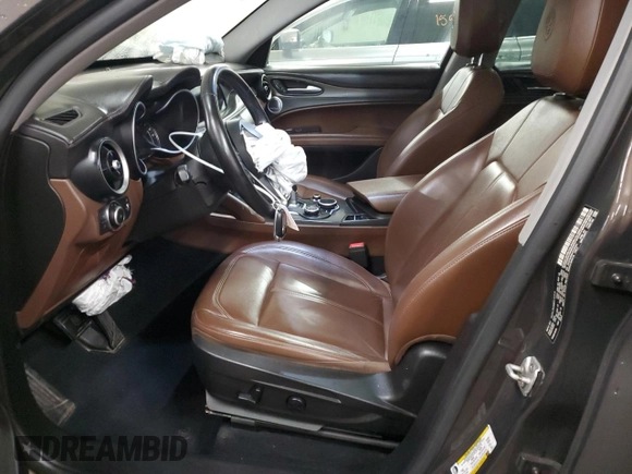 2018 Alfa Romeo Stelvio Ti z VIN ZASFAKBN4J7C22701, wystawiony jako Copart lot #48041535 z przebiegiem 137 764 mil mil oraz Szkoda całkowita • Salvage title. Historia ofert i sprzedaży dostępna na DreamBid. Obrazek 7.