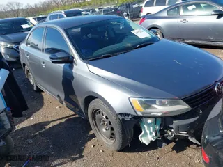 2014 Volkswagen Jetta Sedan SE with VIN 3VWD17AJ9EM418542, listed as a IAAI auction lot 41872016 with 152,908 mi miles. Bid and sale history available at carsss.com. Image 1.